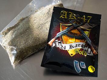 Recht unscheinbar sehen die Beutel mit den berauschenden Kräutermischungen, auch Legal Highs genannt, aus. Drei jungen Männern standen im Verdacht, eine Jugendliche zum Rauchen dieser gefährlichen Kräuter gezwungen und sie dann unsittlich berührt zu haben.  Symbolfoto:Christoph Schmidt/dpa