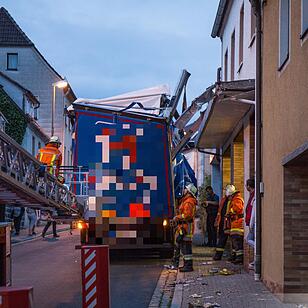 Lkw bleibt in Gefrees an Vordach hängen