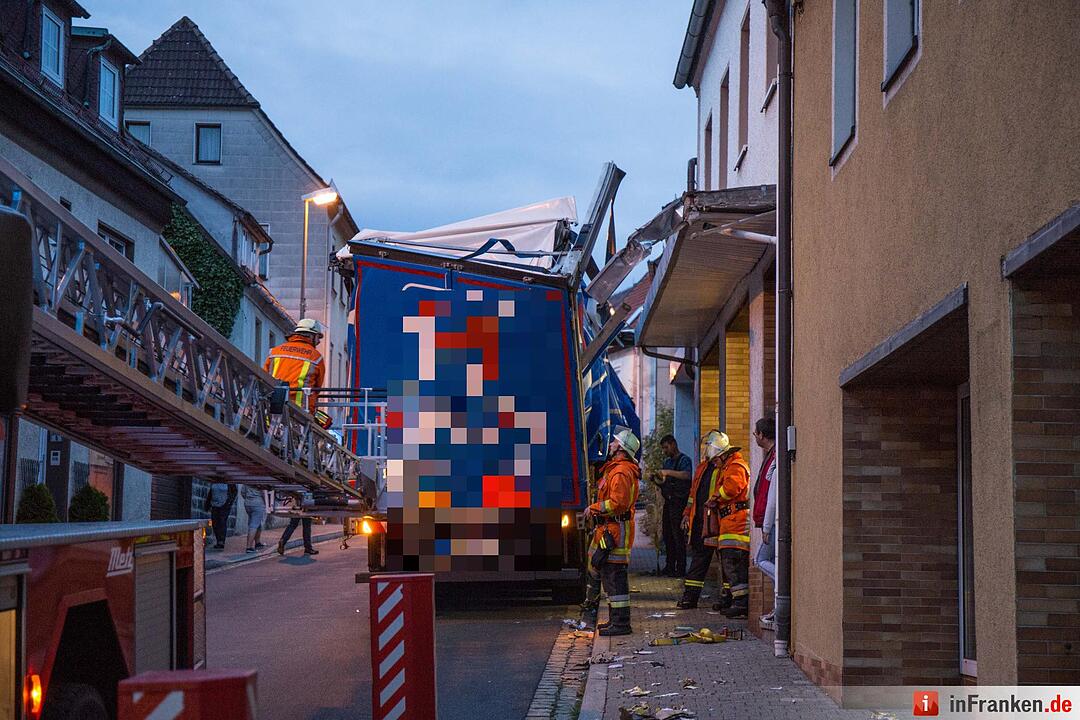 Lkw bleibt in Gefrees an Vordach hängen