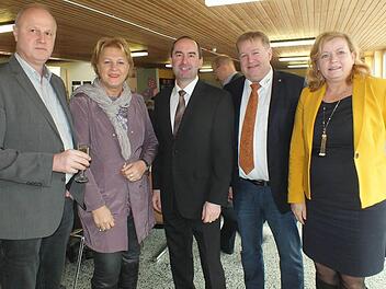 Die Freien Wähler empfingen ihren Vorsitzenden Hubert Aiwanger (Mitte) in Hannberg. Von links: Gerald Brehm, Irene Häusler, Hubert Aiwanger, Axel Rogner, Gabi Schmidt. Fotos: Manfred Welker