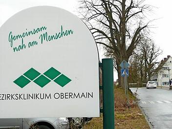 "Gemeinsam nah am Menschen" steht auf dem Schild an der Zufahrt zum Bezirksklinikum Obermain in Kutzenberg. Der Slogan scheint im Widerspruch zur bisherigen Vorgehensweise des Kommunalunternehmens "Gesundheitseinrichtungen des Bezirks Oberfranken" zu stehen. Foto: Popp
