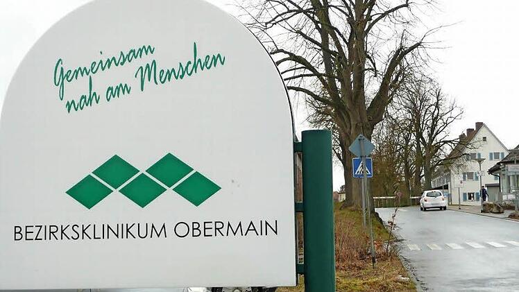 "Gemeinsam nah am Menschen" steht auf dem Schild an der Zufahrt zum Bezirksklinikum Obermain in Kutzenberg. Der Slogan scheint im Widerspruch zur bisherigen Vorgehensweise des Kommunalunternehmens "Gesundheitseinrichtungen des Bezirks Oberfranken" zu stehen. Foto: Popp