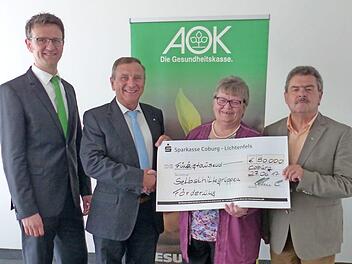 Ein Netz zur Selbsthilfegruppenförderung: AOK-Direktor Christian Grebner, Beiratsvorsitzender der Arbeitgeberseite Franz Brosch, Selbsthilfegruppenleiterin Carol Jakob und der Beiratsvorsitzende der Versichertenseite Richard Rauh. Foto: privat