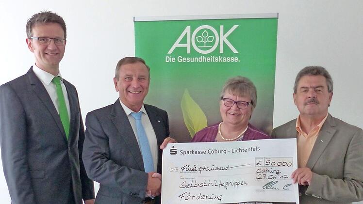 Ein Netz zur Selbsthilfegruppenförderung: AOK-Direktor Christian Grebner, Beiratsvorsitzender der Arbeitgeberseite Franz Brosch, Selbsthilfegruppenleiterin Carol Jakob und der Beiratsvorsitzende der Versichertenseite Richard Rauh. Foto: privat