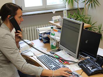 Bei der Eberner VHS-Leiterin Carolin Schuler laufen seit Donnerstag die Leitungen heiß: Die Anmeldephase hat begonnen. Foto: Ralf Kestel
