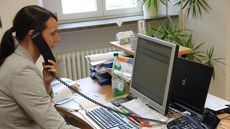 Bei der Eberner VHS-Leiterin Carolin Schuler laufen seit Donnerstag die Leitungen heiß: Die Anmeldephase hat begonnen. Foto: Ralf Kestel