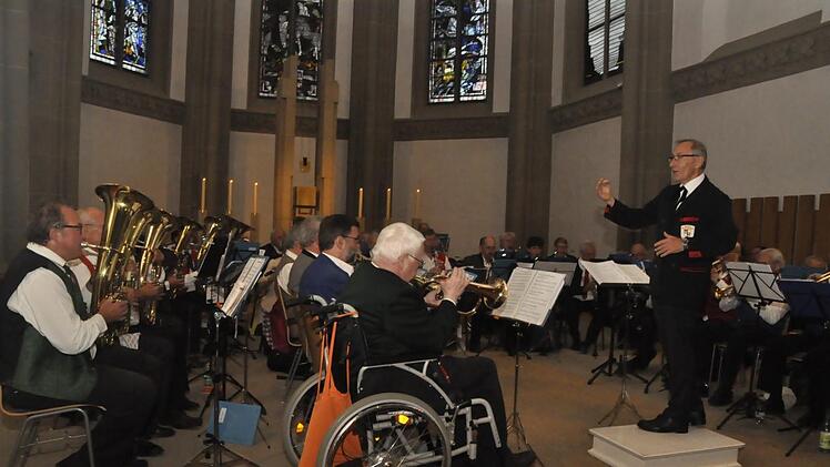 Das Unterfränkische Seniorenblasorchester des Nordbayerischen Musikbundes (NBMB) zeigte, dass die Musiker noch lange nicht zum "Alten Eisen" gehören -  ganz im Gegenteil ... Foto: Peter Klopf