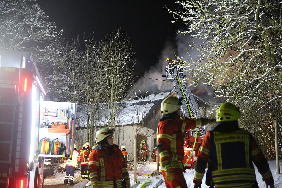 Dachstuhlbrand nahe Helmbrechts in Oberfranken hält Feuerwehr in Atem