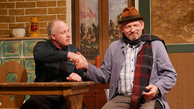 Bauer Alfons (Martin Scheler, links) führt ein  Gespräch mit Franz (Uwe Schäftlein), dem Altwarenhändler. Foto: Manja von Nida