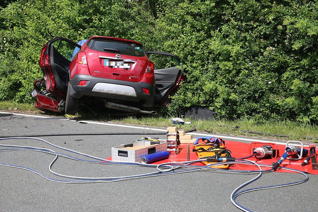 Tödlicher Unfall auf B466: Auto kollidiert mit Lkw