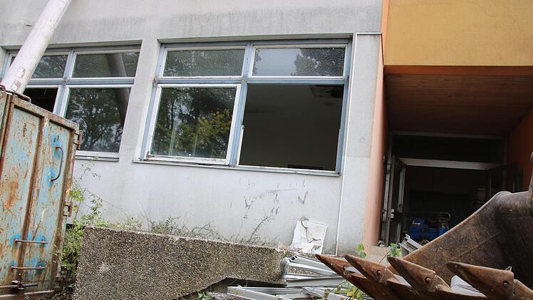 Derzeit wird die Schmeilsdorfer Schule entkernt. Bald rollen die Abrissbagger an. Foto: Jürgen Gärtner