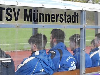Die Spieler auf der Ersatzbank des TSV Münnerstadt sind ein Rückhalt für die Fußballer auf dem Platz. Große Unterstützung erhalten die Kicker auch vom Förderverein, der jetzt mit einem Fest ein kleines Jubiläum feiert.  Foto: Hopf