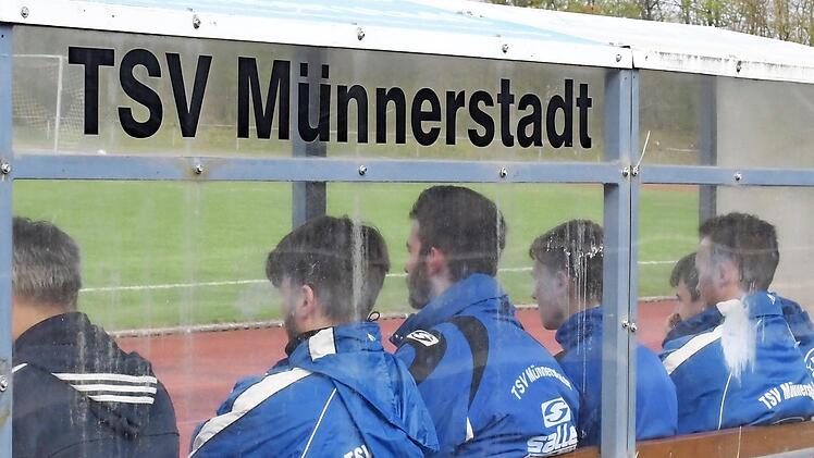 Die Spieler auf der Ersatzbank des TSV Münnerstadt sind ein Rückhalt für die Fußballer auf dem Platz. Große Unterstützung erhalten die Kicker auch vom Förderverein, der jetzt mit einem Fest ein kleines Jubiläum feiert.  Foto: Hopf