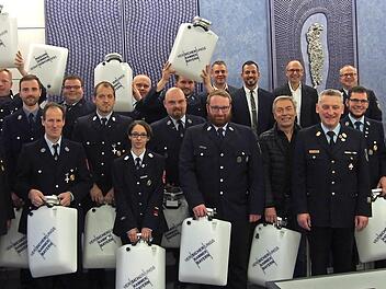 Die Schwimmsauger wurden durch den Sponsor, vertreten durch Florian Ramsl von der Versicherungskammer Bayern (Achter von rechts), und Landrat Christian Mei&szlig;ner (Sechster von rechts) an KBR Timm Vogler (Vieter von rechts) und die Kommandanten der heimischen Feuerwehren &uuml;bergeben. Foto: LRA/ Helmut Kurz