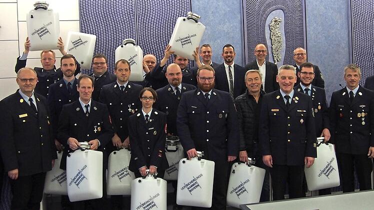 Die Schwimmsauger wurden durch den Sponsor, vertreten durch Florian Ramsl von der Versicherungskammer Bayern (Achter von rechts), und Landrat Christian Mei&szlig;ner (Sechster von rechts) an KBR Timm Vogler (Vieter von rechts) und die Kommandanten der heimischen Feuerwehren &uuml;bergeben. Foto: LRA/ Helmut Kurz