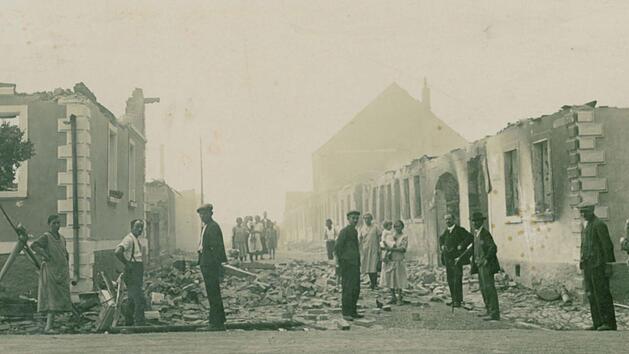 Der Großbrand im Jahr 1929 zerstörte 69 Häuser, 37 Scheunen und sämtliche Nebengebäude. Das Feuer hinterließ ein Bild des Grauens: Brüllendes, Vieh, weinende Frauen und Kinder, Männer am Rande der Erschöpfung, Tote und Verletzte. Repros: Alexamder Grahl
