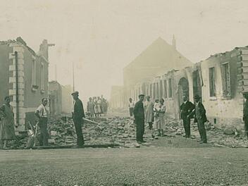 Der Großbrand im Jahr 1929 zerstörte 69 Häuser, 37 Scheunen und sämtliche Nebengebäude. Das Feuer hinterließ ein Bild des Grauens: Brüllendes, Vieh, weinende Frauen und Kinder, Männer am Rande der Erschöpfung, Tote und Verletzte. Repros: Alexamder Grahl