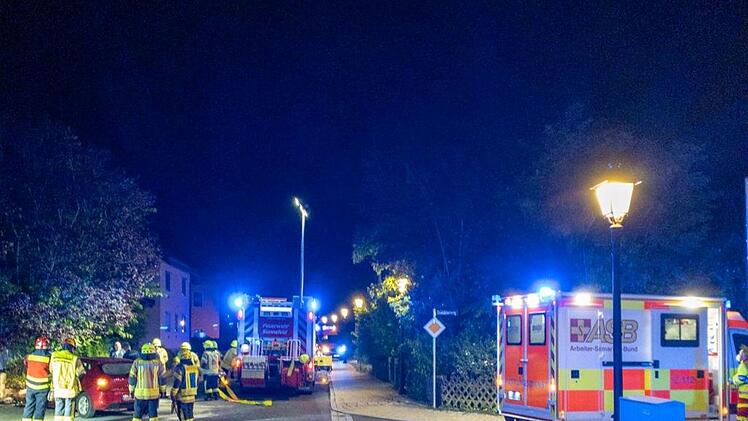 Sonnefeld: Auto in Gartenmauer löst Feuerwehreinsatz aus - Rettungsdienst muss Insassen befreien