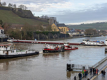 W&uuml;rzburg: G&uuml;terschiff blockiert Main zwei Tage lang - Stadt meldet jetzt Erfolg