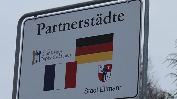 Ein Zeichen der Freundschaft steht am Ortseingang von Eltmann.  Foto: kk