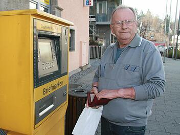 Fritz Albrecht stört es nicht besonders, dass die Post zu hat. Er holt sich seine Briefmarke einfach aus dem Automaten. Foto: Sonja Adam