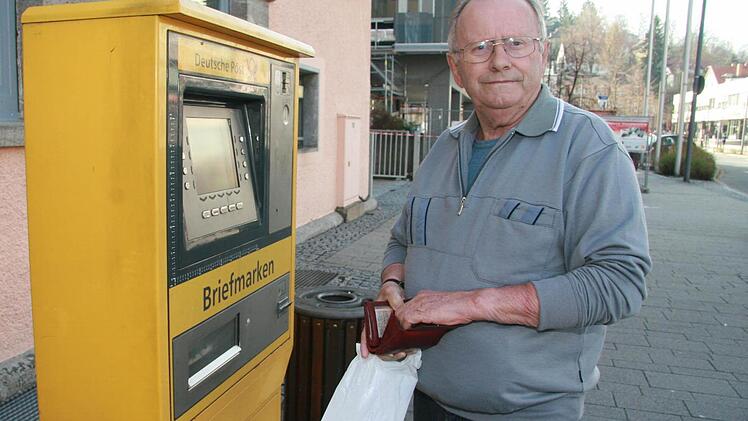Fritz Albrecht stört es nicht besonders, dass die Post zu hat. Er holt sich seine Briefmarke einfach aus dem Automaten. Foto: Sonja Adam