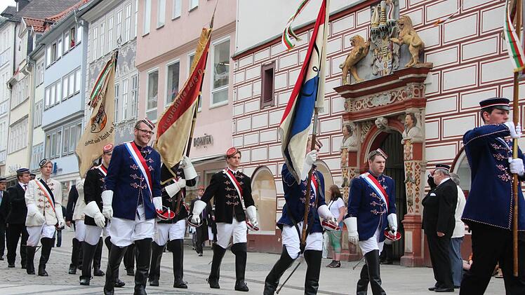 Die Chargierten vorneweg.
