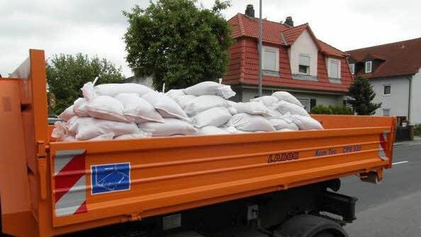 Nachschub an Sandsäcken in Hallstadt. Foto: Sebastian Pflaum