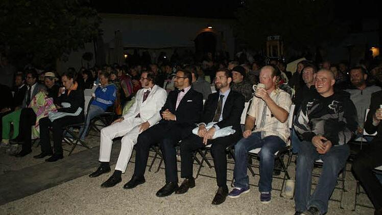 Trotz empfindlich niedriger Temperaturen war der Schlosshof in Oberschwappach zur Filmpremiere voll besetzt.