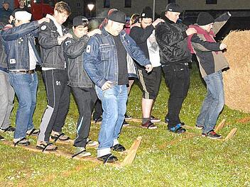 Biathlon einmal anders: Im Vordergrund die "Turbojugend" Ermershausen, dahinter die Jugend aus Maroldsweisach.  Foto: Gerhard Schmidt