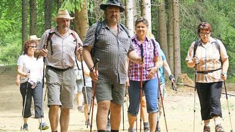 Die erste Etappe ist geschafft: Die Wanderer kurz vor der Mittagsrast am Spiegelteich. Foto: Katrin Geyer