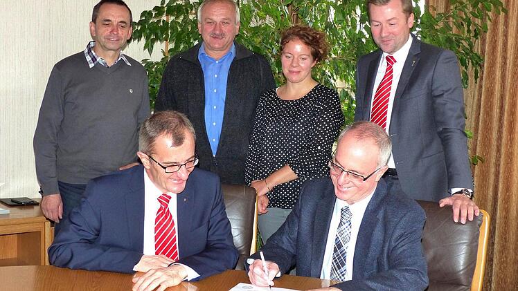 Zufriedene Gesichter bei der Unterzeichnung der Stiftungsurkunde "Unser Ködnitz". Vorne Sparkassen-Vorstandsmitglied Harry Weiß und Bürgermeister Stephan Heckel-Michel. Dahinter (von links) die Stiftungsratsmitglieder Heinz Mösch und Hermann Popp, die Leiterin der VG, Karin Winkler, und Andreas Schroer, Stiftungsbeauftragter bei der Sparkasse Kulmbach-Kronach.