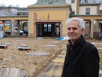 Erwin Full vom Staatlichen Bauamt begutachtet den Innenhof den Luitpoldbades: Dort wurden bereits auf 1500 Quadratmetern Erdkollektoren verlegt sowie die Fundamente für die Überdachung eingebaut. Foto: Ralf Ruppert