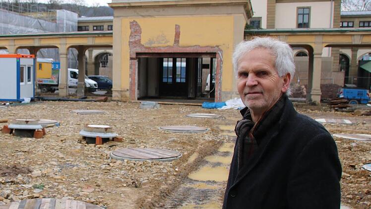 Erwin Full vom Staatlichen Bauamt begutachtet den Innenhof den Luitpoldbades: Dort wurden bereits auf 1500 Quadratmetern Erdkollektoren verlegt sowie die Fundamente für die Überdachung eingebaut. Foto: Ralf Ruppert