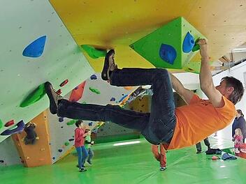 Auf unterschiedlich schweren Routen können die Sportler eine der zahlreichen Wände erklimmen.  Fotos: Petra Malbrich