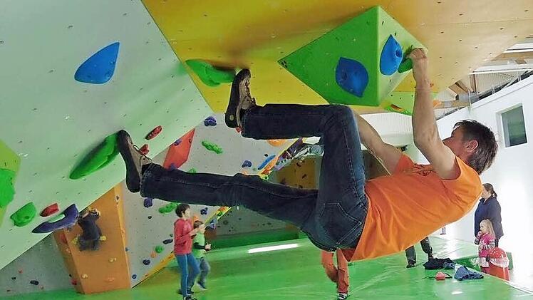 Auf unterschiedlich schweren Routen können die Sportler eine der zahlreichen Wände erklimmen.  Fotos: Petra Malbrich