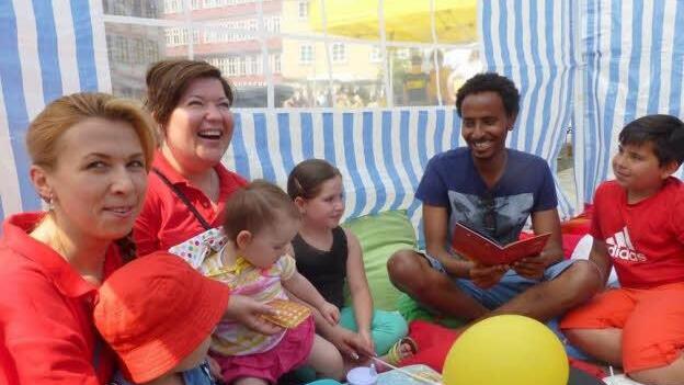 Die Stadtteilmütter Viktoria Schreiber, ihr Sohn, Oksana Khachikyan und ihre Kinder Elina, Narina und David (von links) beim Fest zur internationalen Woche in Coburg. Foto: Caritas