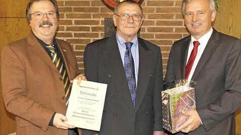 Bürgermeister Werner Diersch (rechts) und Zweiter Bürgermeister Albert Kolb (links) gratulierten Manfred Reitmeier zum 70. Geburtstag und zu seiner Ernennung zum Ehrenmitglied des BRK. Foto: Dieter Hübner
