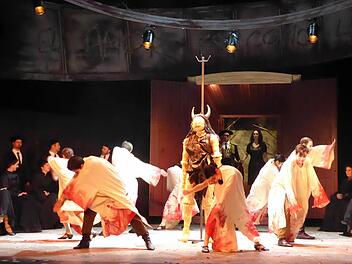 Das Volk tanzt um den Stiergott, das Bürgertum schaut zu und Carmen und Escamillo (Hintergrund) haben sich gefunden - Wendepunkt zum tragischen Ende in der bilderreichen, musikalisch überzeugenden Inszenierung von "Carmen" des Theaters Hof.  Foto: Gerhild Ahnert