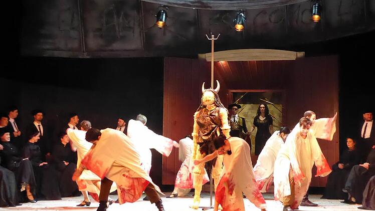 Das Volk tanzt um den Stiergott, das Bürgertum schaut zu und Carmen und Escamillo (Hintergrund) haben sich gefunden - Wendepunkt zum tragischen Ende in der bilderreichen, musikalisch überzeugenden Inszenierung von "Carmen" des Theaters Hof.  Foto: Gerhild Ahnert
