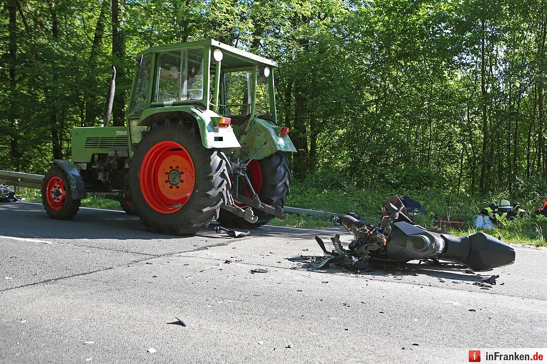Kreis Bamberg: 17-jähriger Motorradfahrer fährt auf Traktor auf und wird schwer verletzt