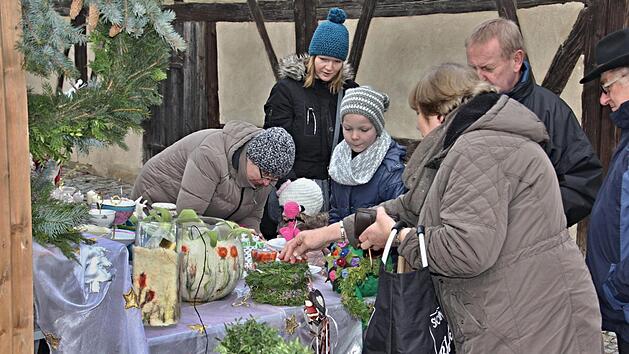 Jung und Alt waren gleicherma&szlig;en interessiert an dem Angebot des Weihnachtsmarktes in Untermerzbach.Helmut Will