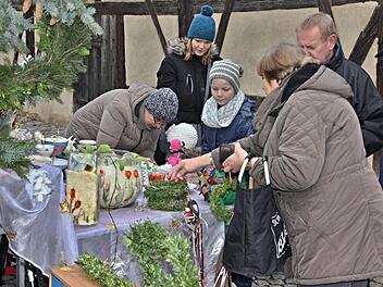 Jung und Alt waren gleichermaßen interessiert an dem Angebot des Weihnachtsmarktes in Untermerzbach.Helmut Will