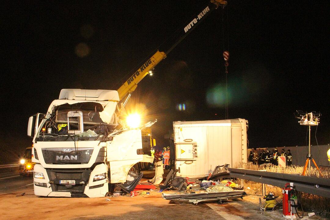 Tödlicher Lkw-Crash auf der A9: Lastkraftwagen kracht in Leitplanke