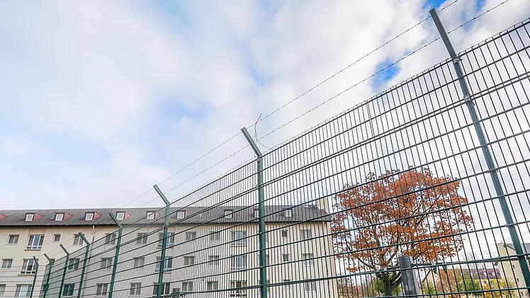 Schon mehrmals wurde an diesem Zaun protestiert - nun geht es um die mögliche  Vergrößerung der Flüchtlingseinrichtung als Ankerzentrum. Ronald RInjklef
