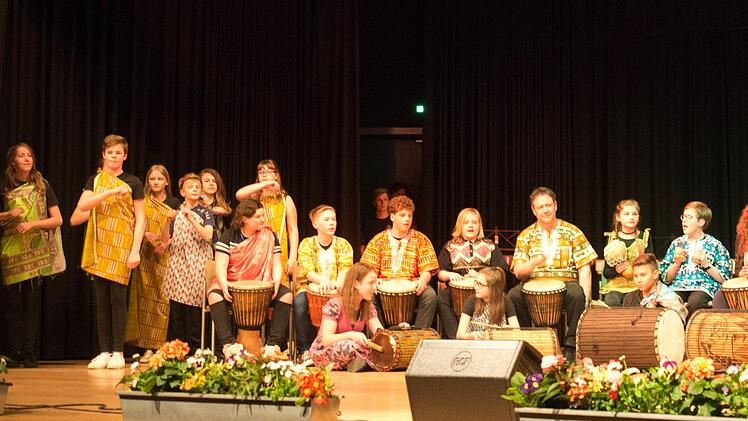 Die Trommel- und Tanztruppe aus Ebermannstadt heizte mit afrikanischen Rythmen ein.