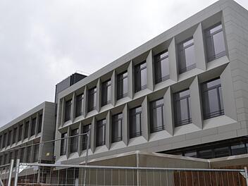 War auch Thema im Kreistag: die positive Kostenentwicklung beim Neubau des Berufsbildungszentrums Münnerstadt. Die anvisierten Kosten in Höhe von 30 Millionen Euro werden unterschritten. Foto: Isolde Krapf