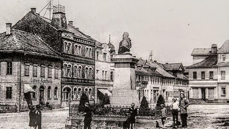 So sah der Marktplatz in Neustadt aus, als hier noch das Denkmal für Kaiser Friedrich III. stand.