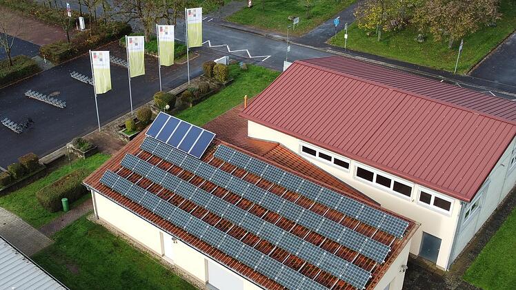 Der TV/DJK Hammelburg hat schon vor Jahren eine Fotovoltaikanlage auf seinem Vereinsheim im Sportzentrum errichtet und sieht sich in der Energiekrise gut gewappnet. Anderen Vereinen im Landkreis denken da anders. Foto: Wolfgang Dünnebier