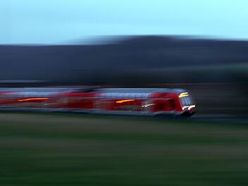 Steinwurf auf Bahnstrecke: Zug beschädigt, 5000 Euro Schaden Steinwurf auf Bahnstrecke: Zug beschädigt, 5000 Euro Schaden